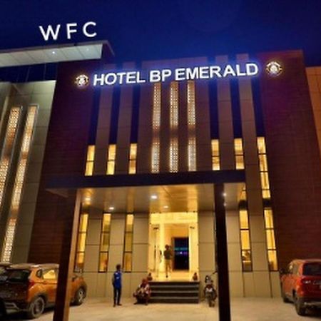 Hotel B P Emerald Mathura Bagian luar foto