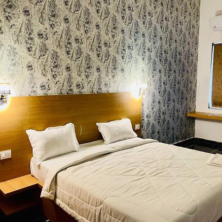 Hotel B P Emerald Mathura Bagian luar foto