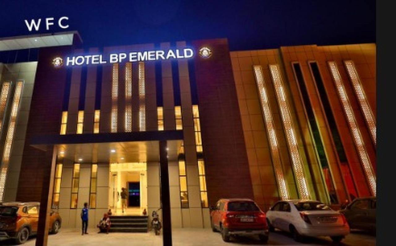 Hotel B P Emerald Mathura Bagian luar foto