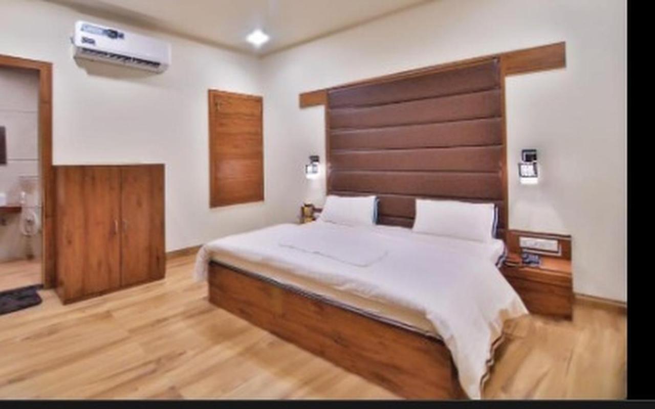 Hotel B P Emerald Mathura Bagian luar foto