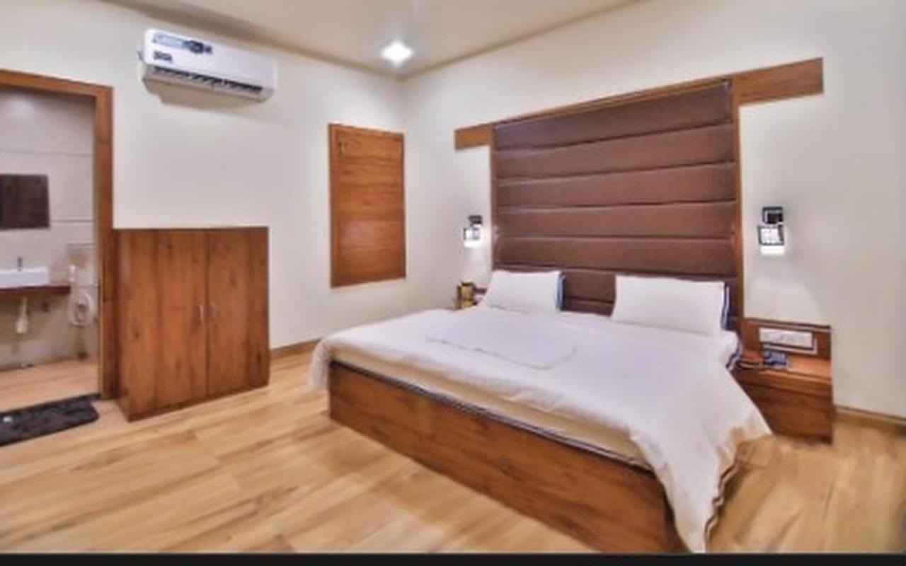 Hotel B P Emerald Mathura Bagian luar foto