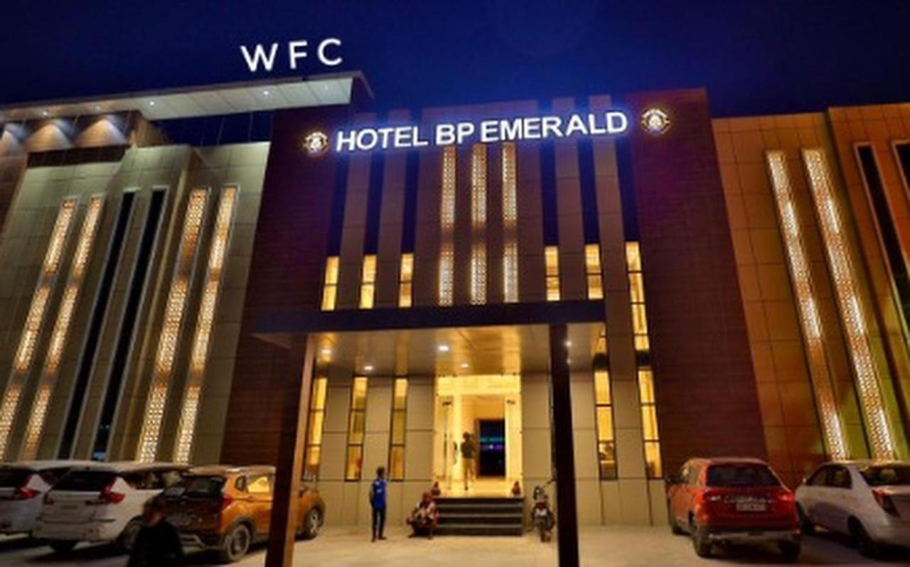 Hotel B P Emerald Mathura Bagian luar foto