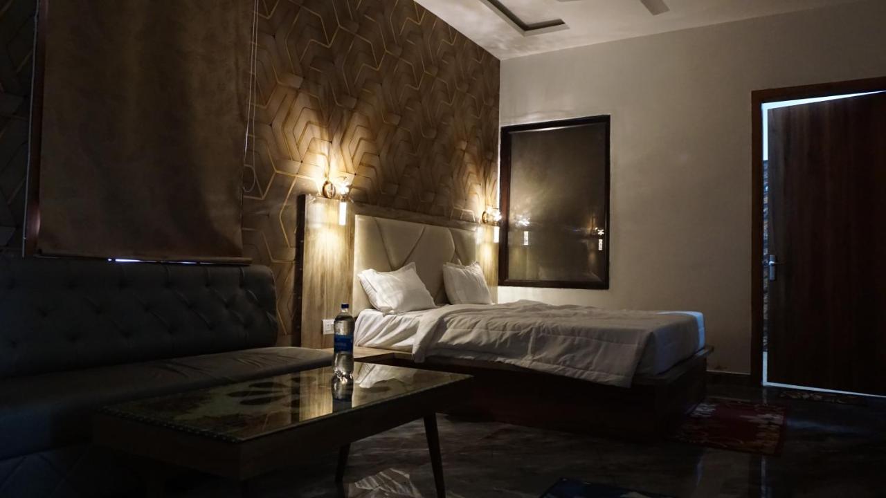Hotel B P Emerald Mathura Bagian luar foto