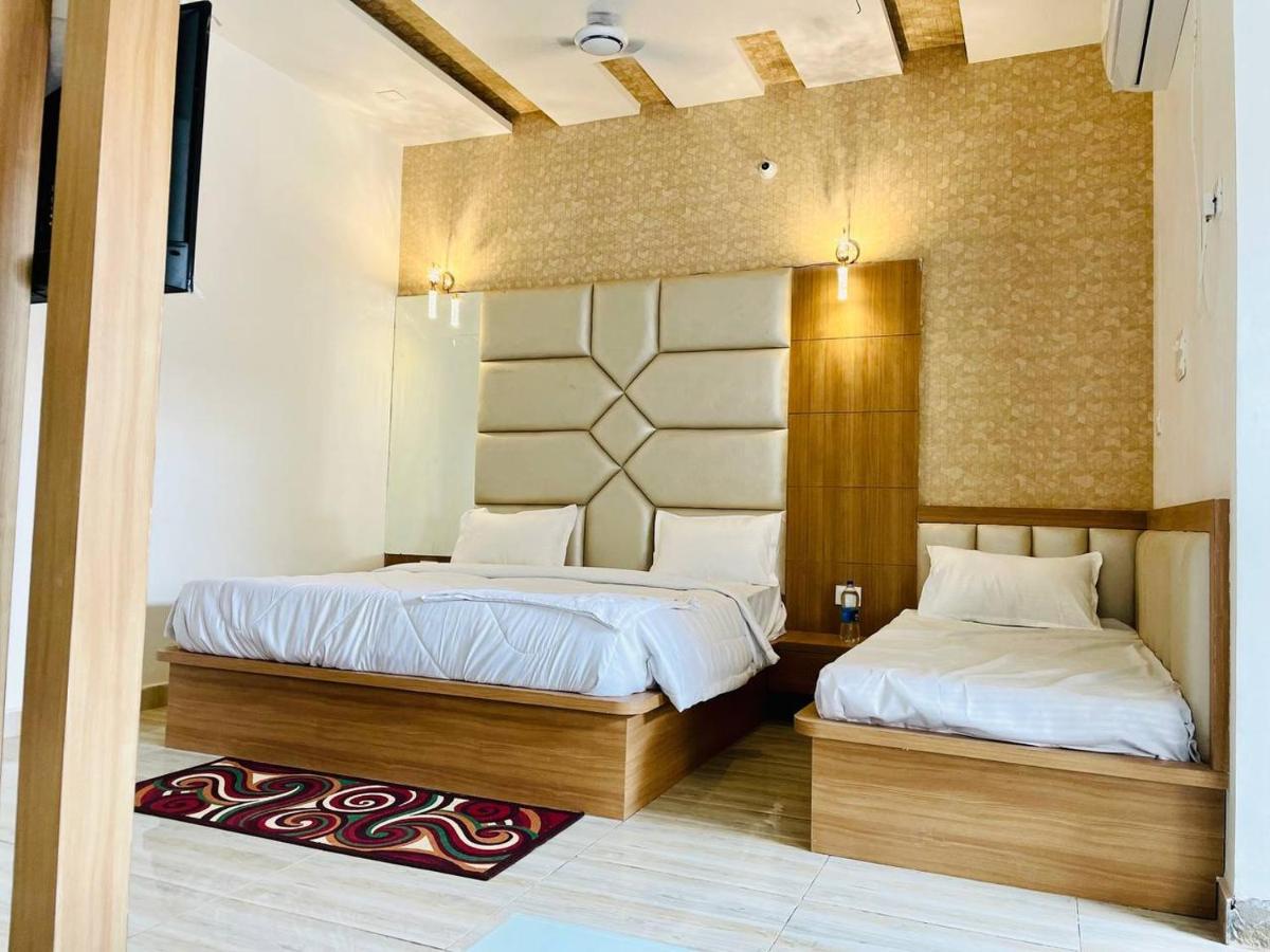 Hotel B P Emerald Mathura Bagian luar foto