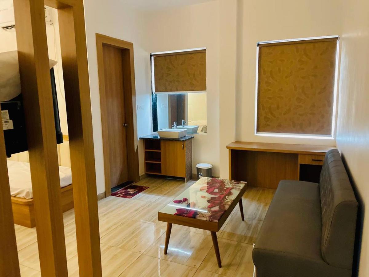 Hotel B P Emerald Mathura Bagian luar foto