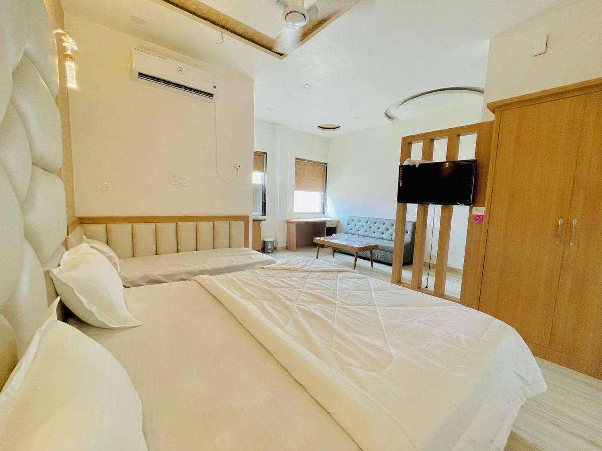 Hotel B P Emerald Mathura Bagian luar foto
