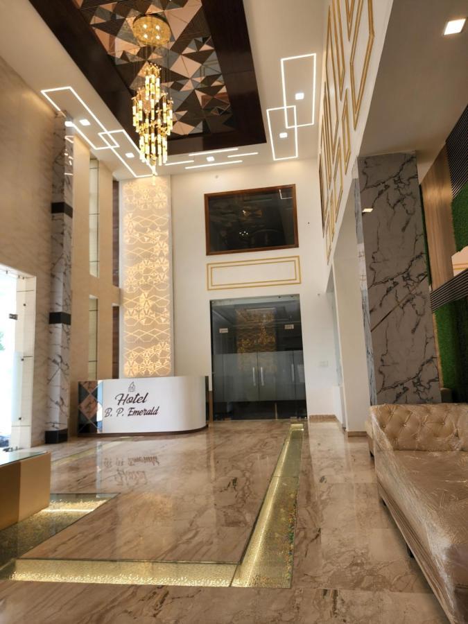 Hotel B P Emerald Mathura Bagian luar foto