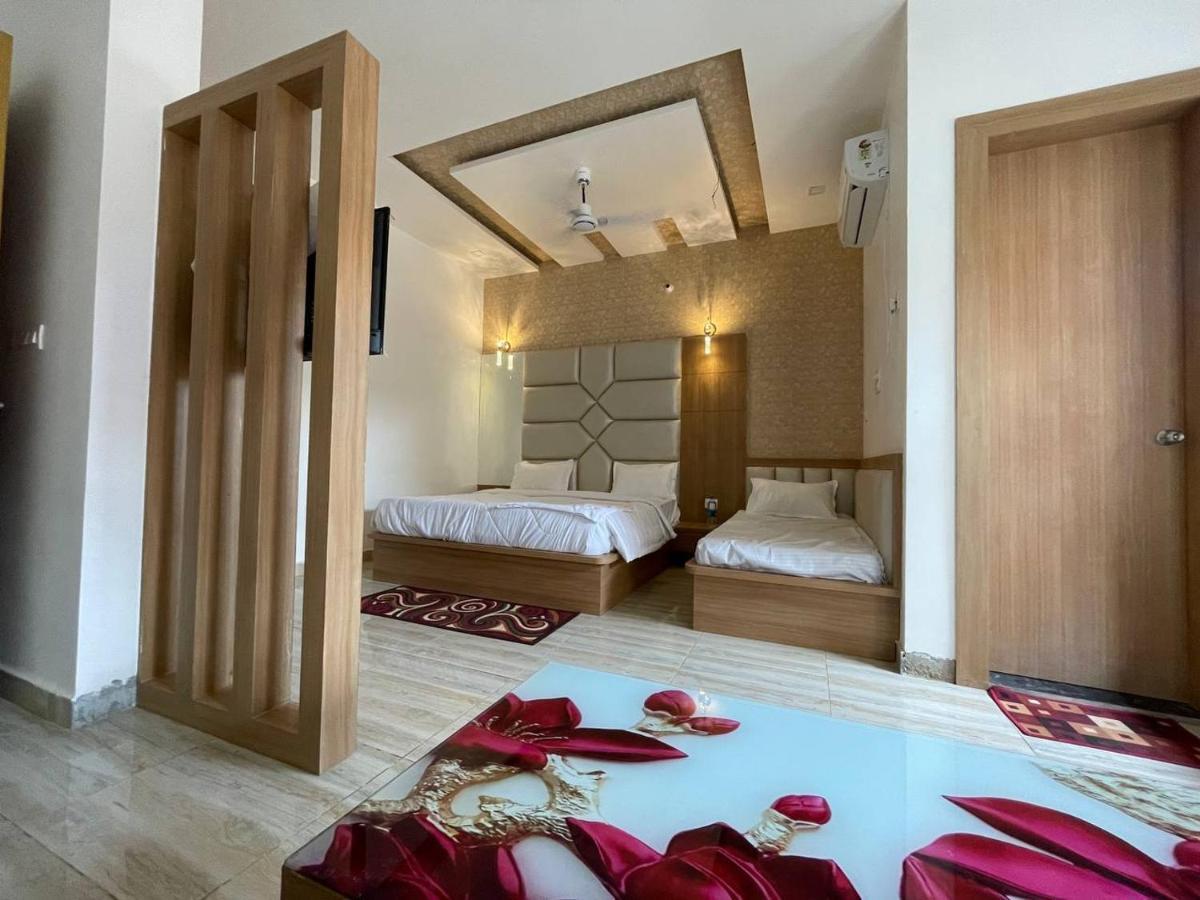 Hotel B P Emerald Mathura Bagian luar foto