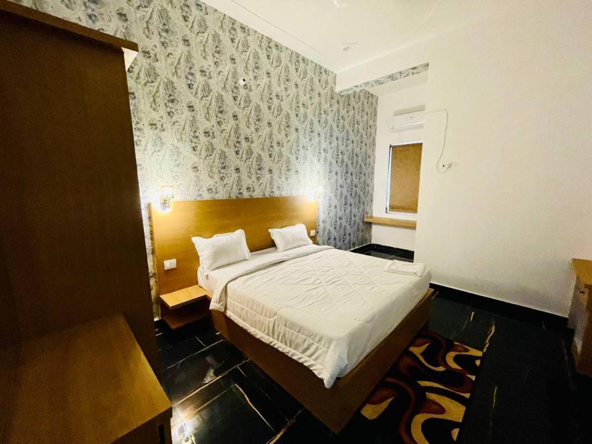 Hotel B P Emerald Mathura Bagian luar foto