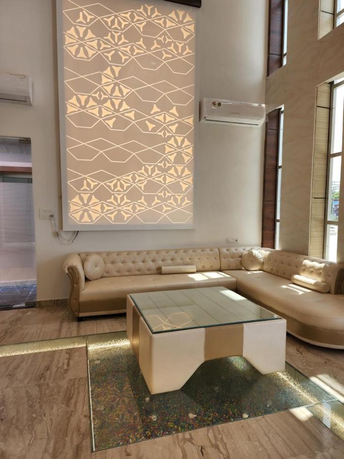 Hotel B P Emerald Mathura Bagian luar foto