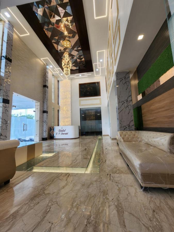 Hotel B P Emerald Mathura Bagian luar foto