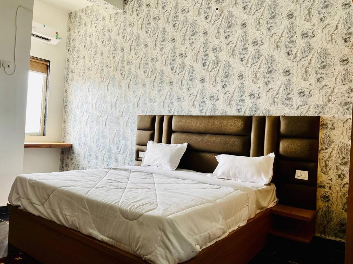 Hotel B P Emerald Mathura Bagian luar foto